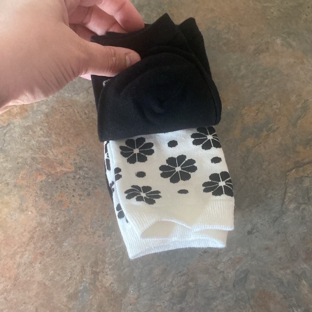 Kate Spade Black and White Crew Socks 3 Pack NWOT - Picture 2 of 3